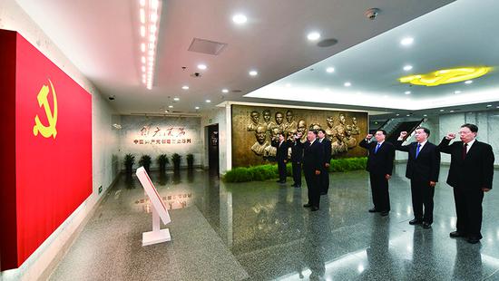 2017年10月31日，中共中央總書記、國家主席、中央軍委主席習近平帶領中共中央政治局常委李克強、栗戰(zhàn)書、汪洋、王滬寧、趙樂際、韓正，瞻仰上海中共一大會址和浙江嘉興南湖紅船。這是31日上午，在上海中共一大會址紀念館，習近平帶領其他中共中央政治局常委同志一起重溫入黨誓詞。 新華社記者 李濤/攝