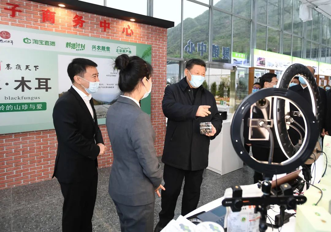 2020年4月20日，習(xí)近平在商洛市柞水縣小嶺鎮(zhèn)金米村培訓(xùn)中心，了解該村發(fā)展木耳產(chǎn)業(yè)情況。新華社記者 謝環(huán)馳 攝