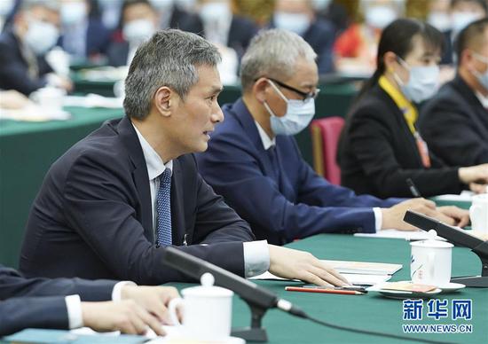  5月24日，全國(guó)人大代表羅杰（左一）參加湖北代表團(tuán)的審議并發(fā)言。新華社記者 黃敬文 攝