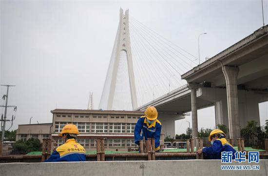  4月30日，來(lái)自中鐵七局的建設(shè)者在武漢武九北綜合管廊工程施工現(xiàn)場(chǎng)作業(yè)。新華社記者 肖藝九 攝