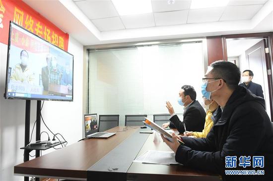  3月11日，在浙江省紹興市上虞區(qū)人社局，上虞區(qū)用人企業(yè)和四川省小金縣務(wù)工人員進(jìn)行網(wǎng)絡(luò)專場(chǎng)招聘。新華社記者 翁忻旸 攝