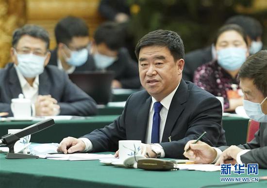 5月22日，全國(guó)人大代表薛志國(guó)參加內(nèi)蒙古代表團(tuán)的審議并發(fā)言。新華社記者 黃敬文 攝