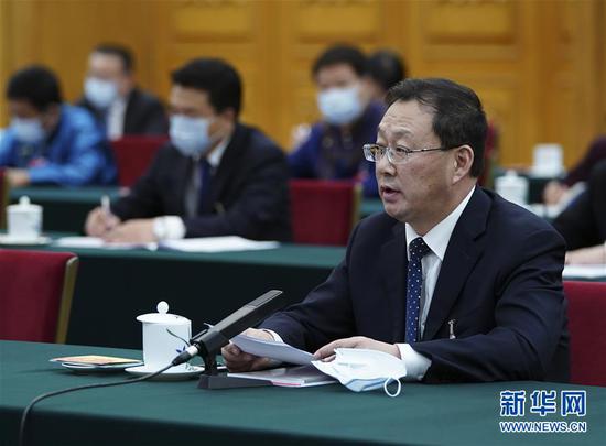 5月22日，全國(guó)人大代表霍照良參加內(nèi)蒙古代表團(tuán)的審議并發(fā)言。新華社記者 謝環(huán)馳 攝