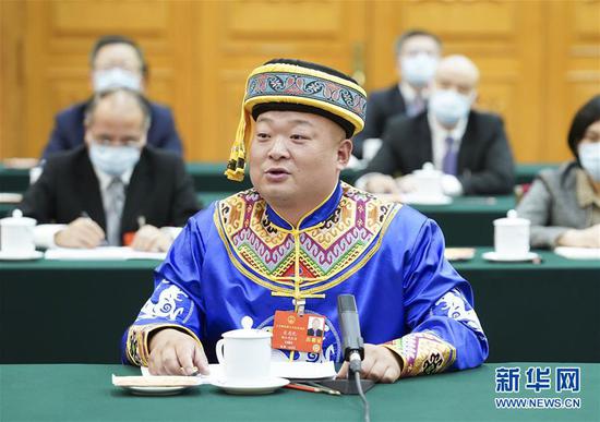  5月24日，全國(guó)人大代表宋慶禮參加湖北代表團(tuán)的審議并發(fā)言。新華社記者 黃敬文 攝
